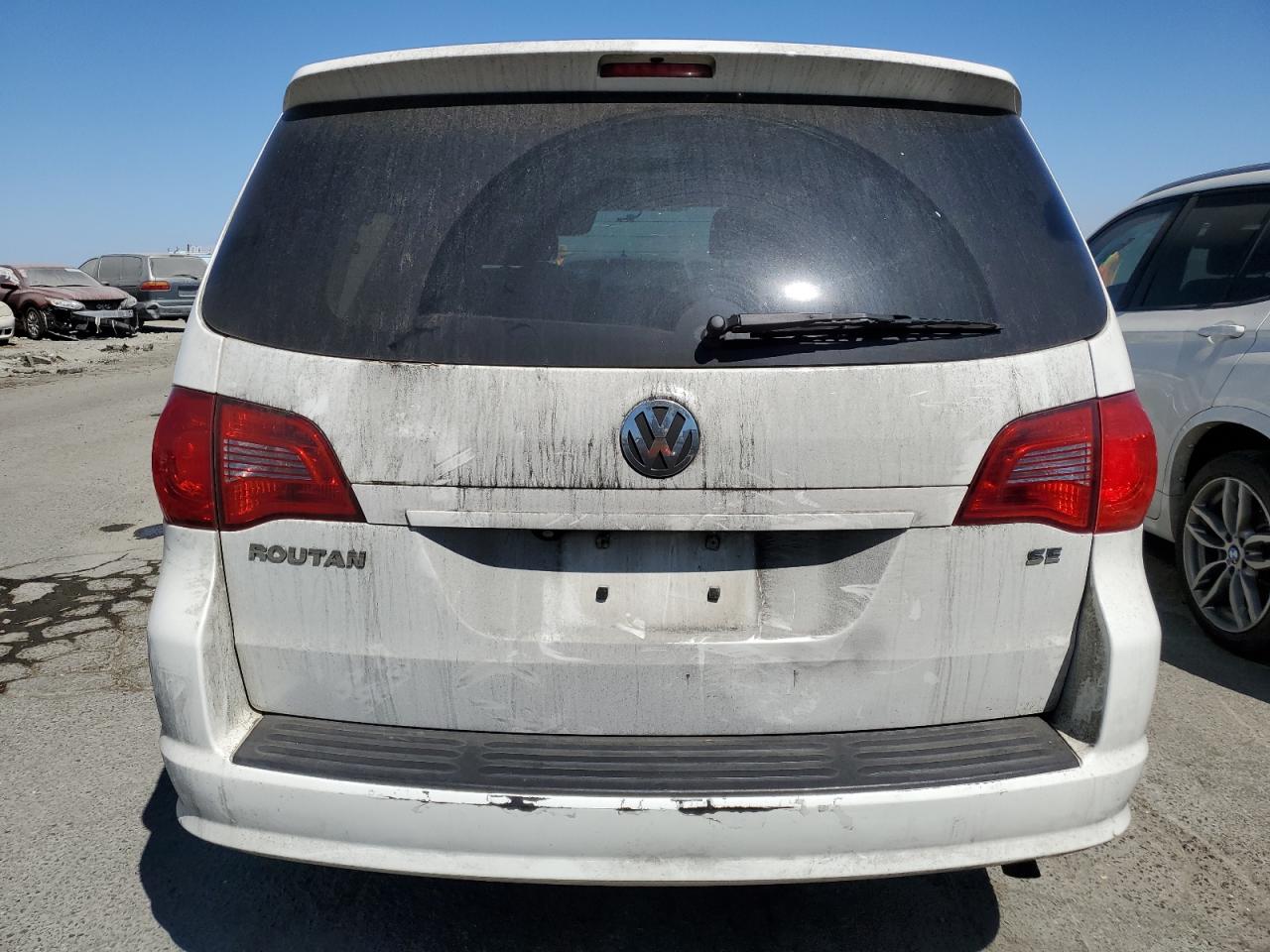 2V4RW3D18AR324773 2010 Volkswagen Routan Se