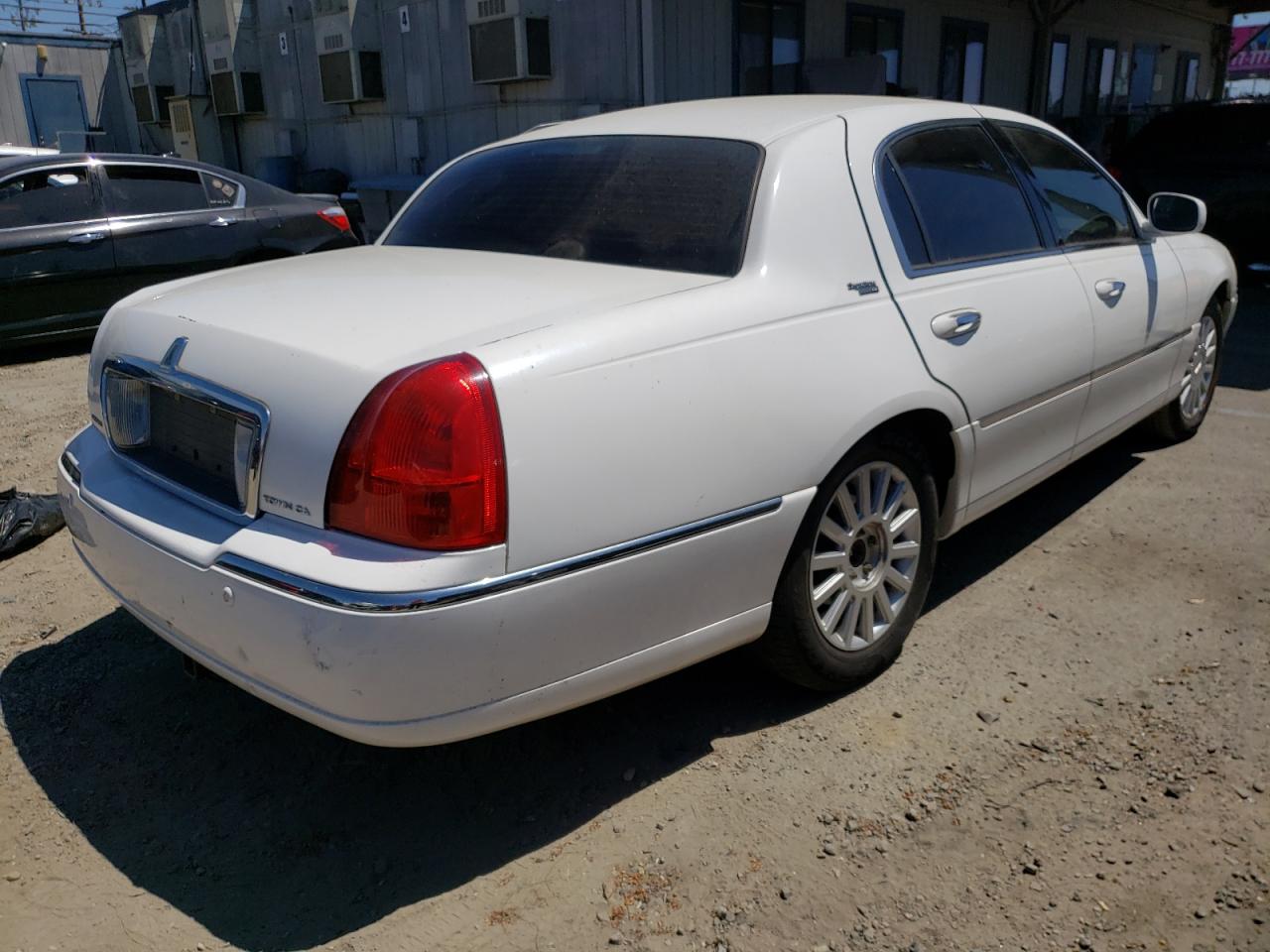 1LNHM82W55Y645996 2005 Lincoln Town Car Signature Limited