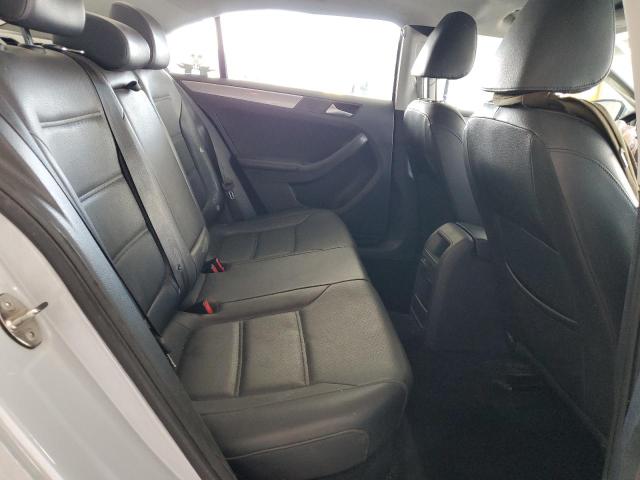 2018 VOLKSWAGEN JETTA SE - 3VWDB7AJ0JM240379