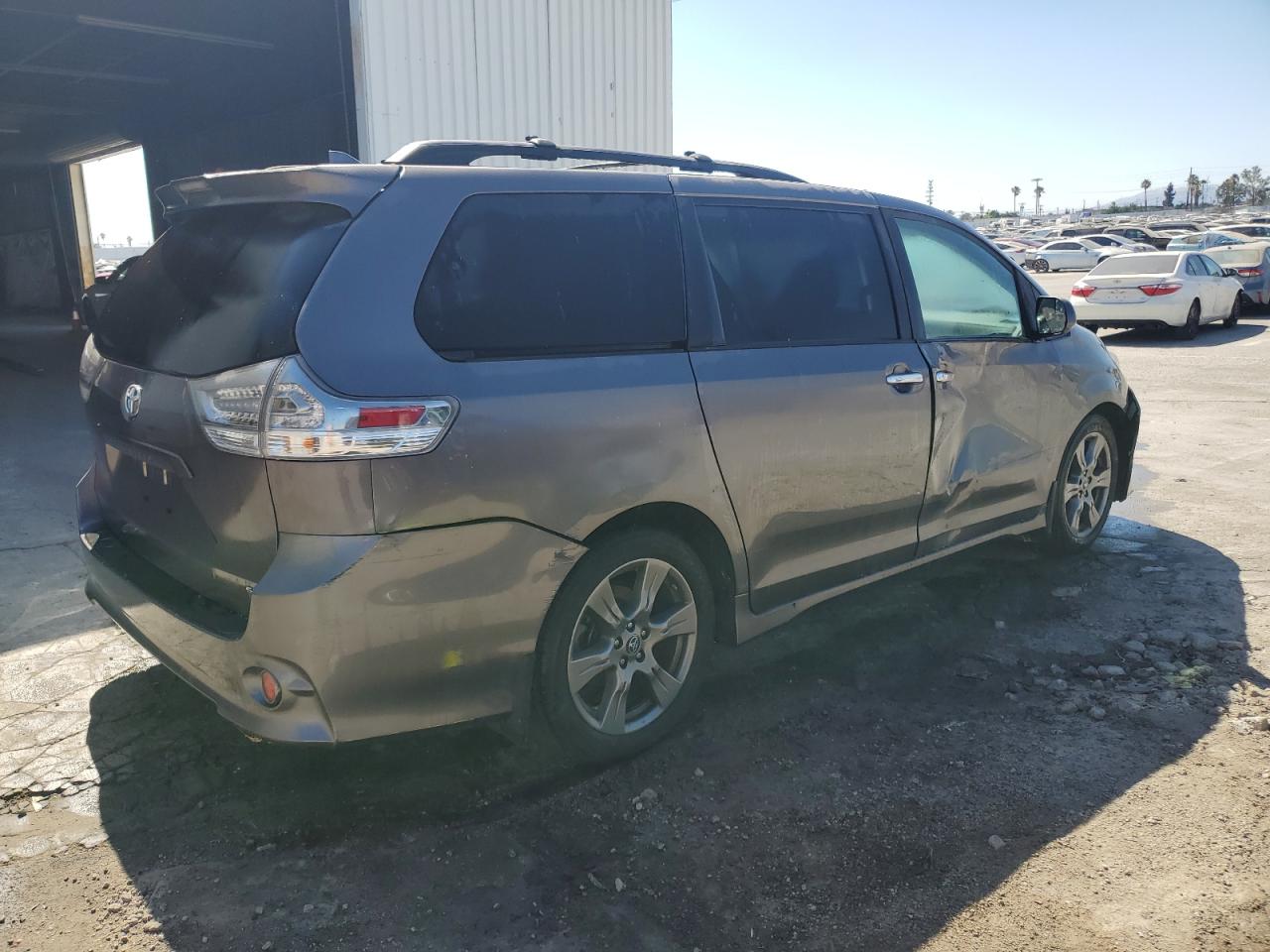 Lot #3028393783 2020 TOYOTA SIENNA SE