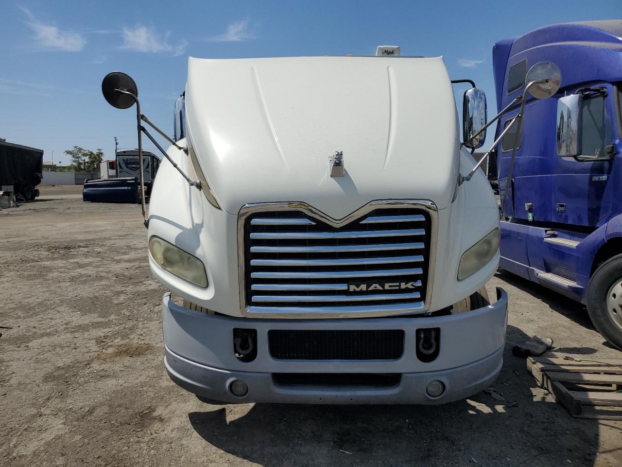 Lot #2756412649 2017 MACK 600 CXU600