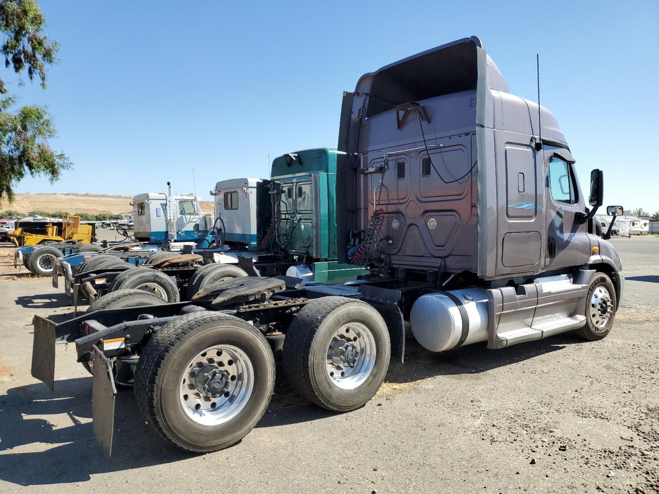 Lot #2750945332 2011 FREIGHTLINER CASCADIA 1