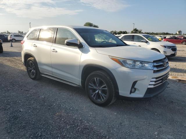 VIN 5TDZZRFH8JS237395 2018 Toyota Highlander, LE no.4