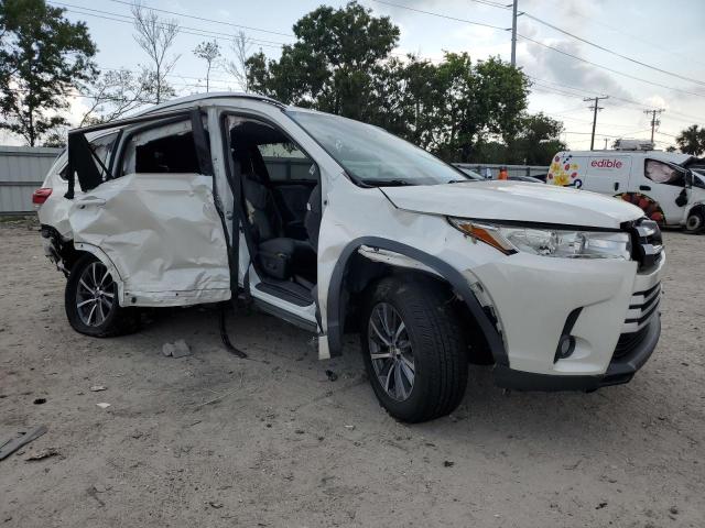 VIN 5TDKZRFH9HS513076 2017 Toyota Highlander, SE no.4