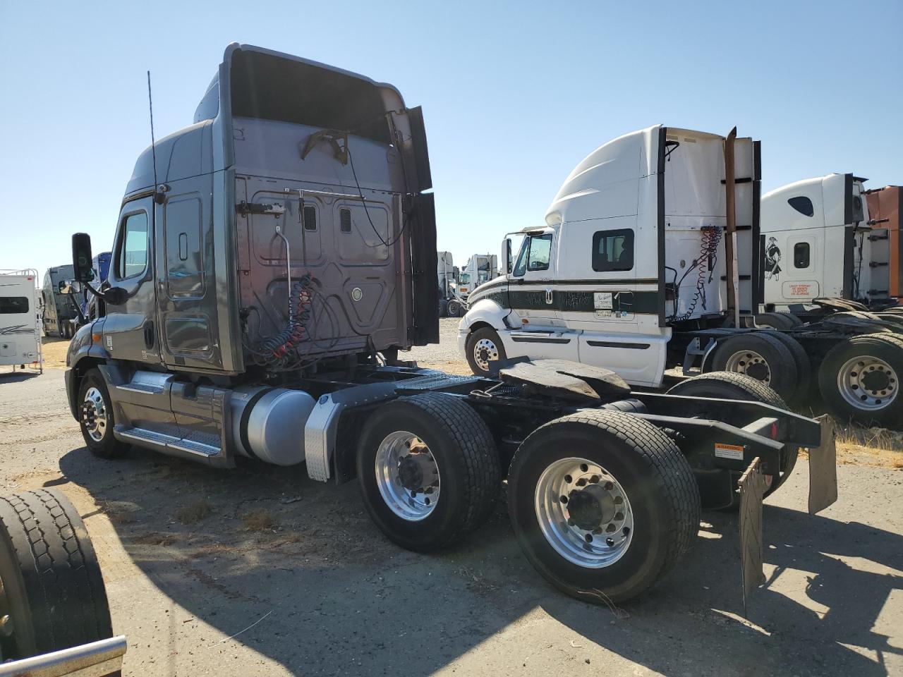 Lot #2750945332 2011 FREIGHTLINER CASCADIA 1