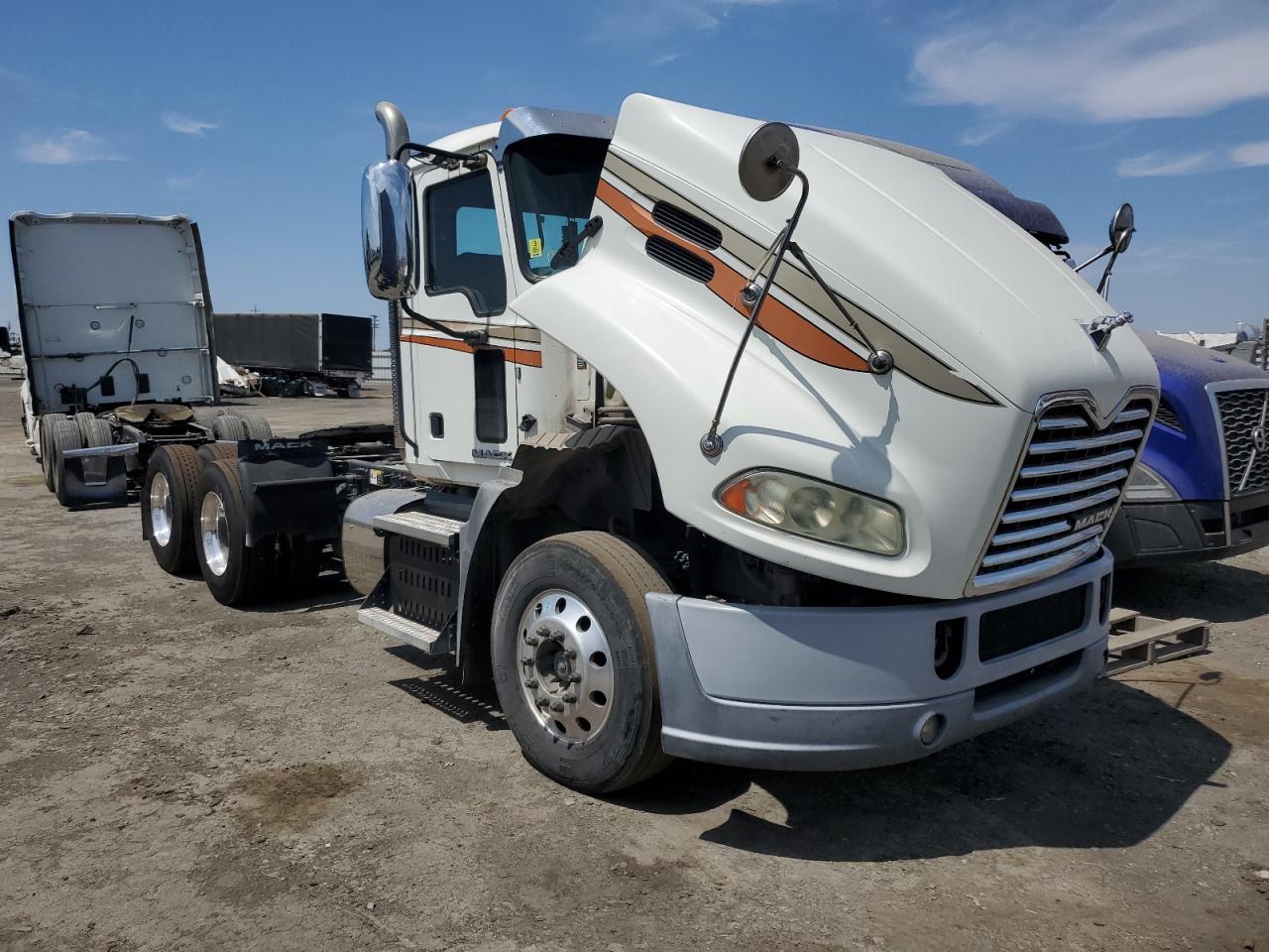 Lot #2756412649 2017 MACK 600 CXU600