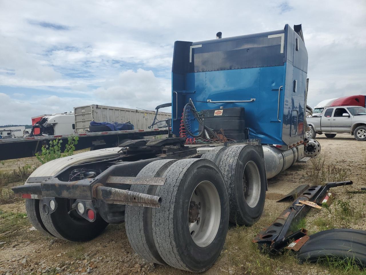 Lot #2826476900 2000 PETERBILT 379