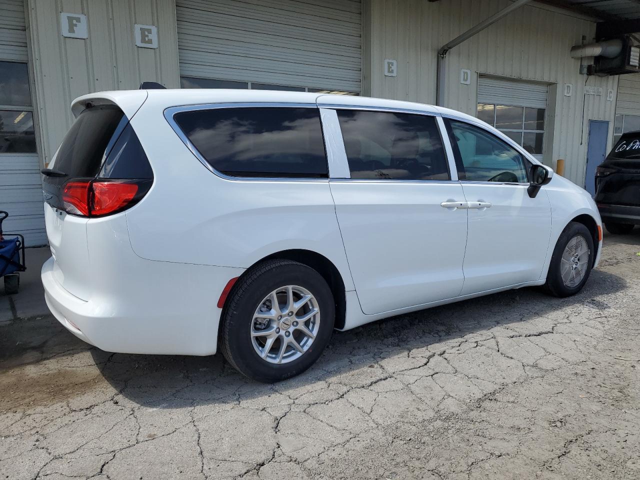 Lot #2938439162 2023 CHRYSLER VOYAGER LX