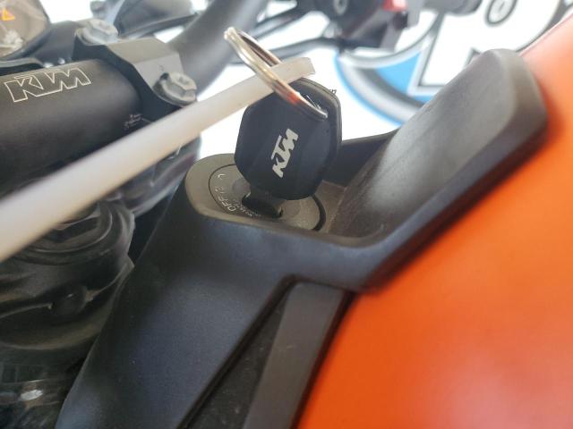 2021 KTM 890 DUKE R - VBKTU940XMM811897