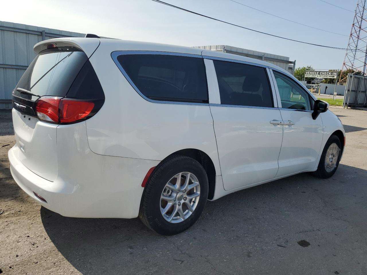 Lot #2938439164 2023 CHRYSLER VOYAGER LX