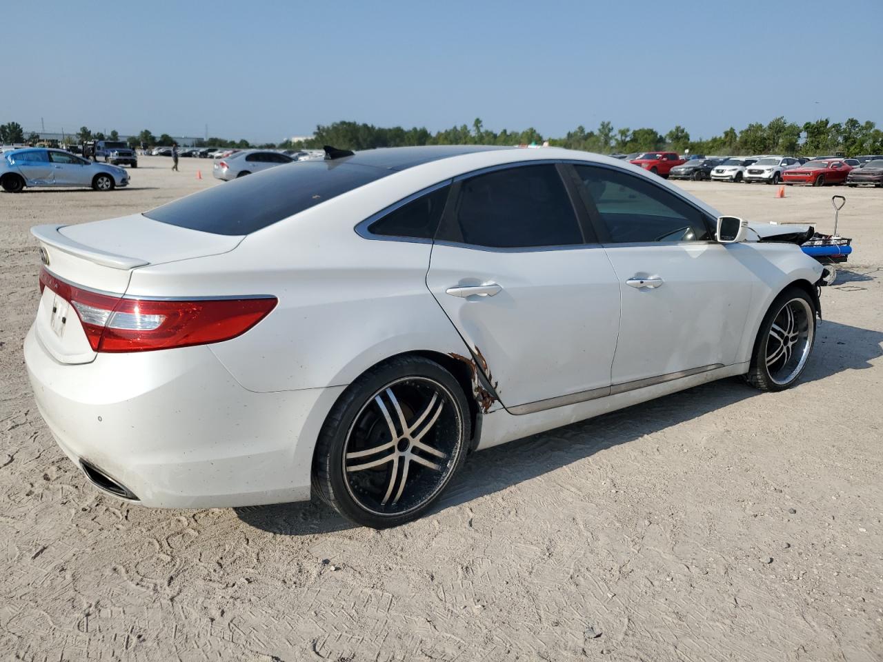 Lot #2840622145 2013 HYUNDAI AZERA GLS