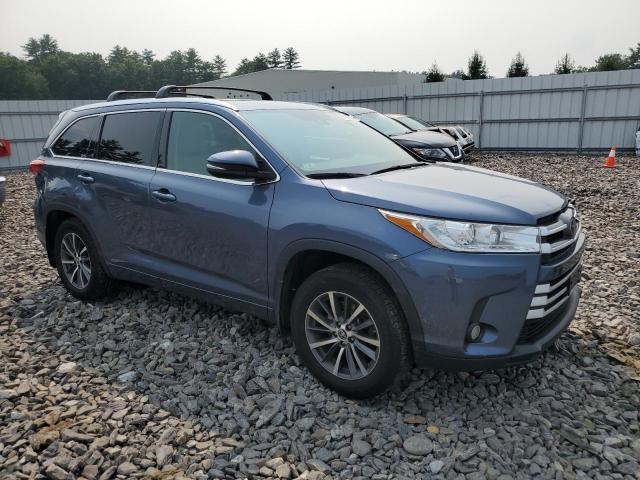 VIN 5TDJZRFH7HS358071 2017 Toyota Highlander, SE no.4