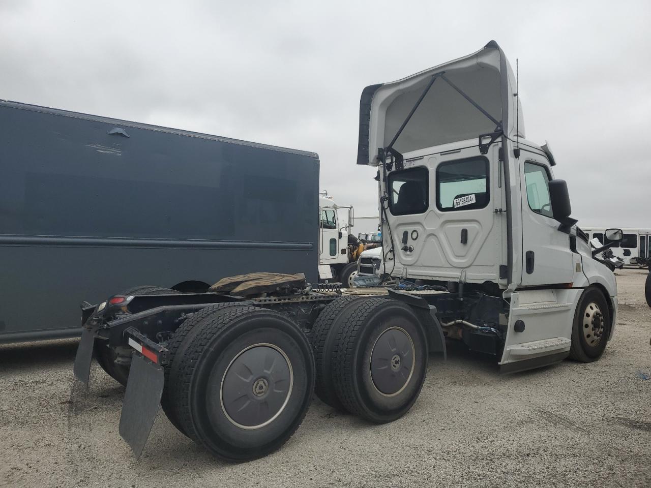 Lot #2945625104 2020 FREIGHTLINER CASCADIA 1