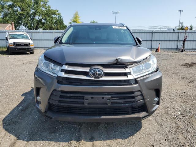 VIN 5TDJZRFH1JS561611 2018 Toyota Highlander, SE no.5