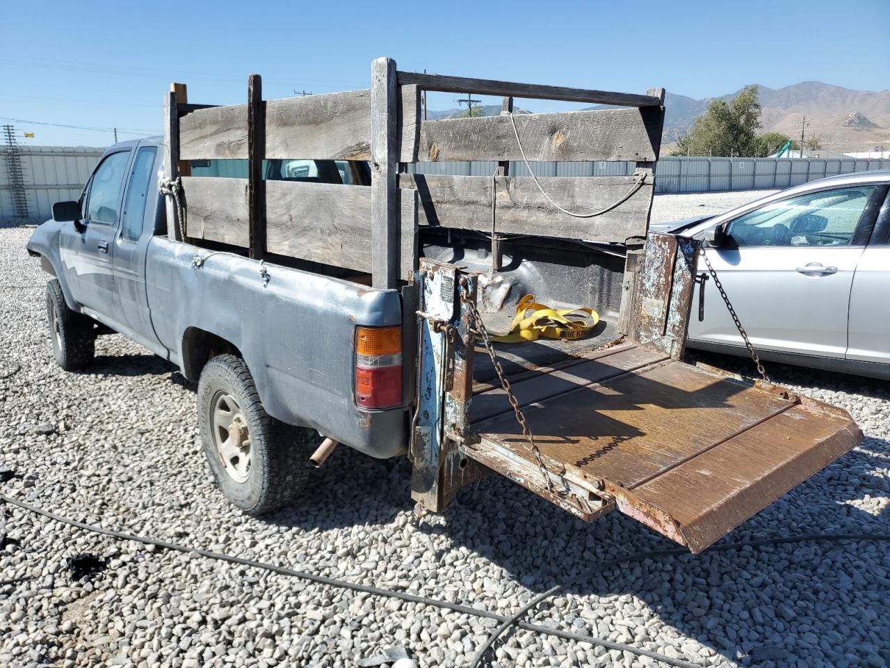 Lot #3021141226 1992 TOYOTA PICKUP 1/2