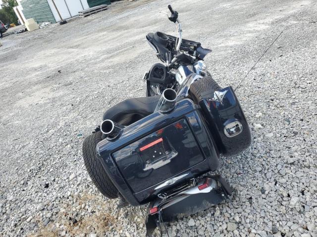 2019 HARLEY-DAVIDSON FLHTCUTG 1HD1MAF13KB856638