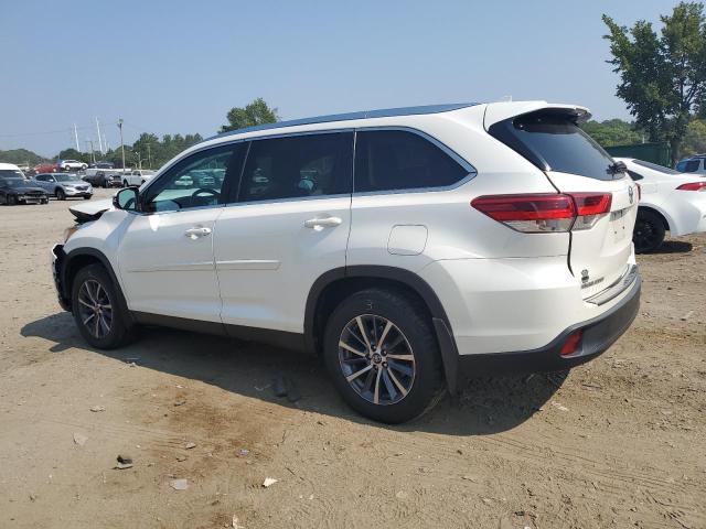 VIN 5TDJZRFH8KS577872 2019 Toyota Highlander, SE no.2