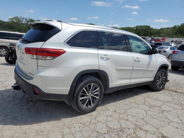 VIN 5TDJZRFH9KS920625 2019 Toyota Highlander, SE no.3