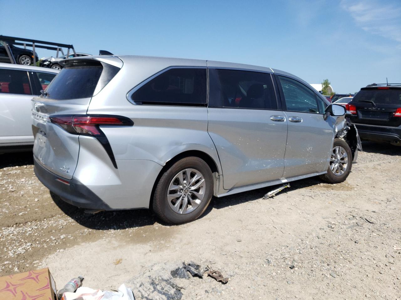 Lot #2993954309 2022 TOYOTA SIENNA XLE