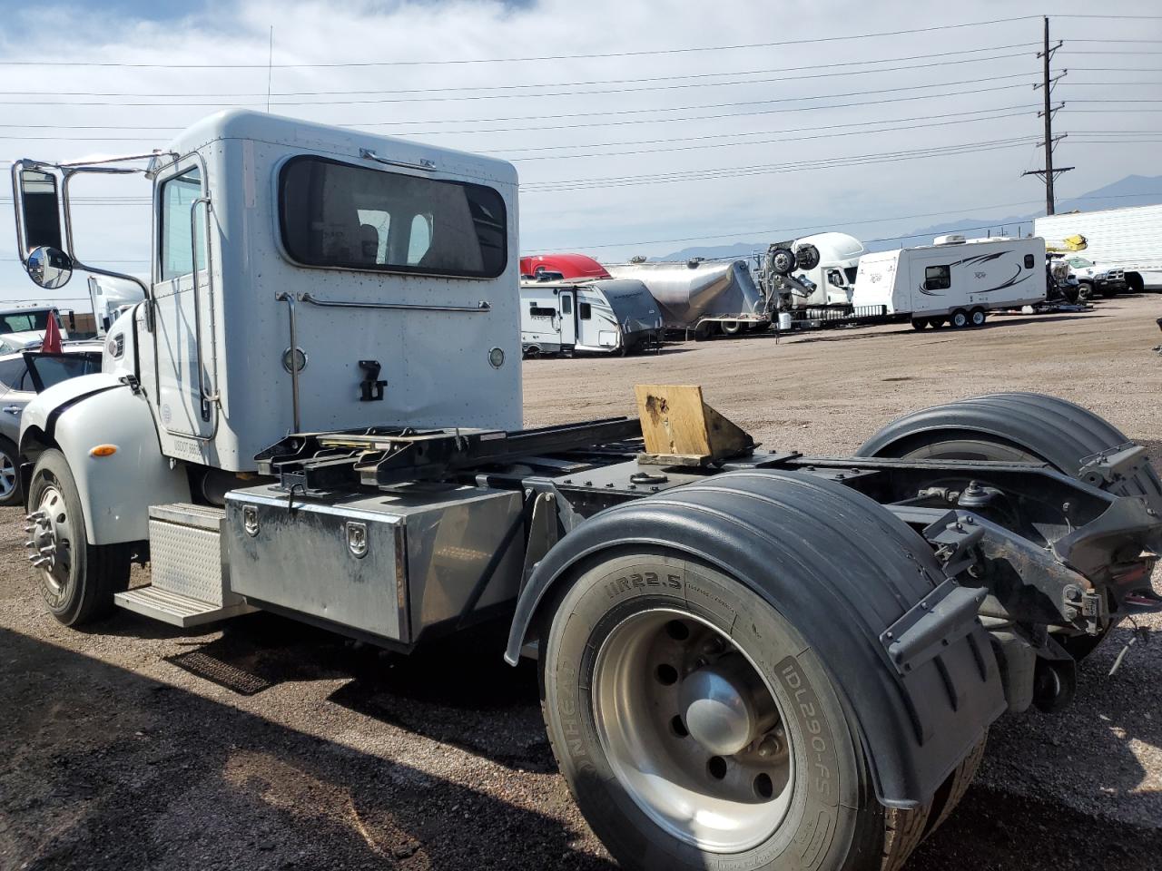 Lot #2943196499 2015 PETERBILT 337