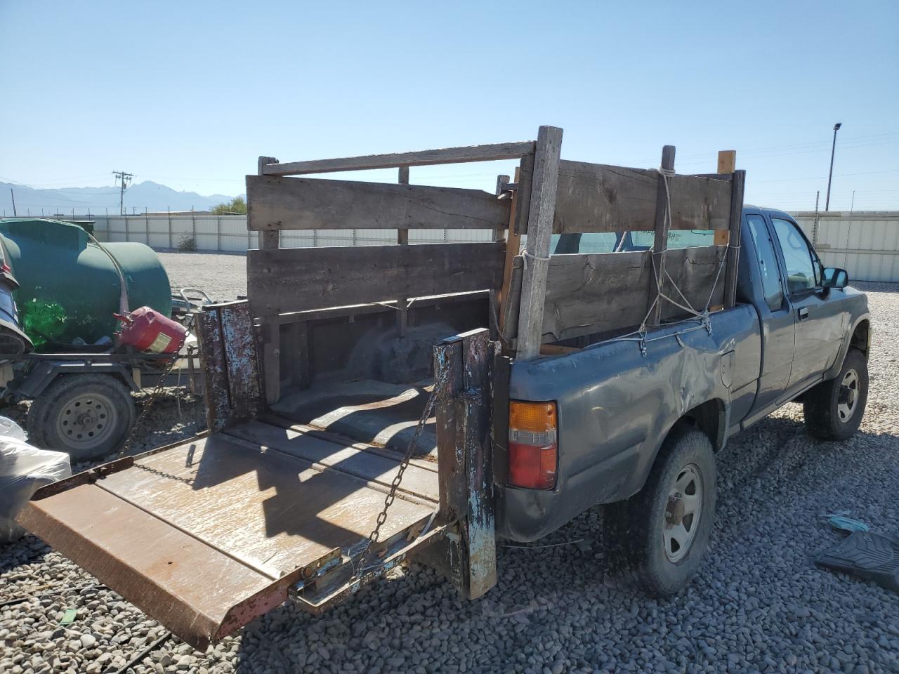 Lot #3021141226 1992 TOYOTA PICKUP 1/2