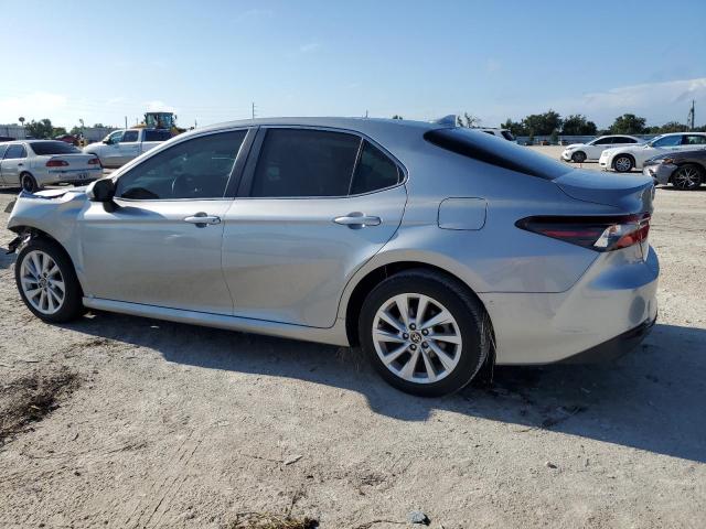 VIN 4T1C11AK7NU063320 2022 Toyota Camry, LE no.2