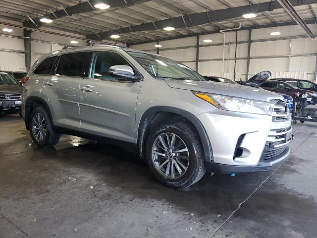 VIN 5TDJZRFHXKS563441 2019 Toyota Highlander, SE no.4