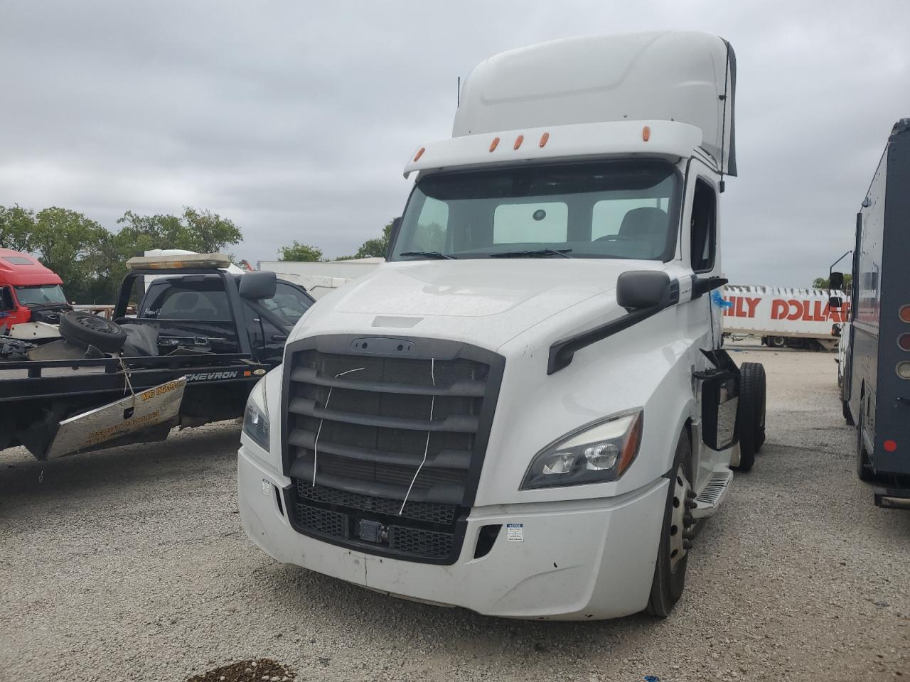 Lot #2945625104 2020 FREIGHTLINER CASCADIA 1