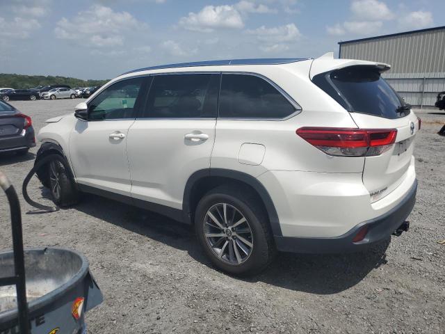 VIN 5TDKZRFH9KS557103 2019 Toyota Highlander, SE no.2