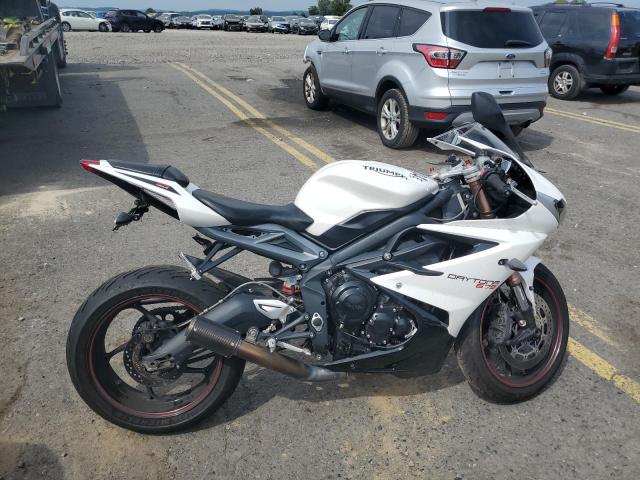 TRIUMPH MOTORCYCLE DAYTONA 67 2016 white  gas SMTA01YK6GJ734244 photo #1