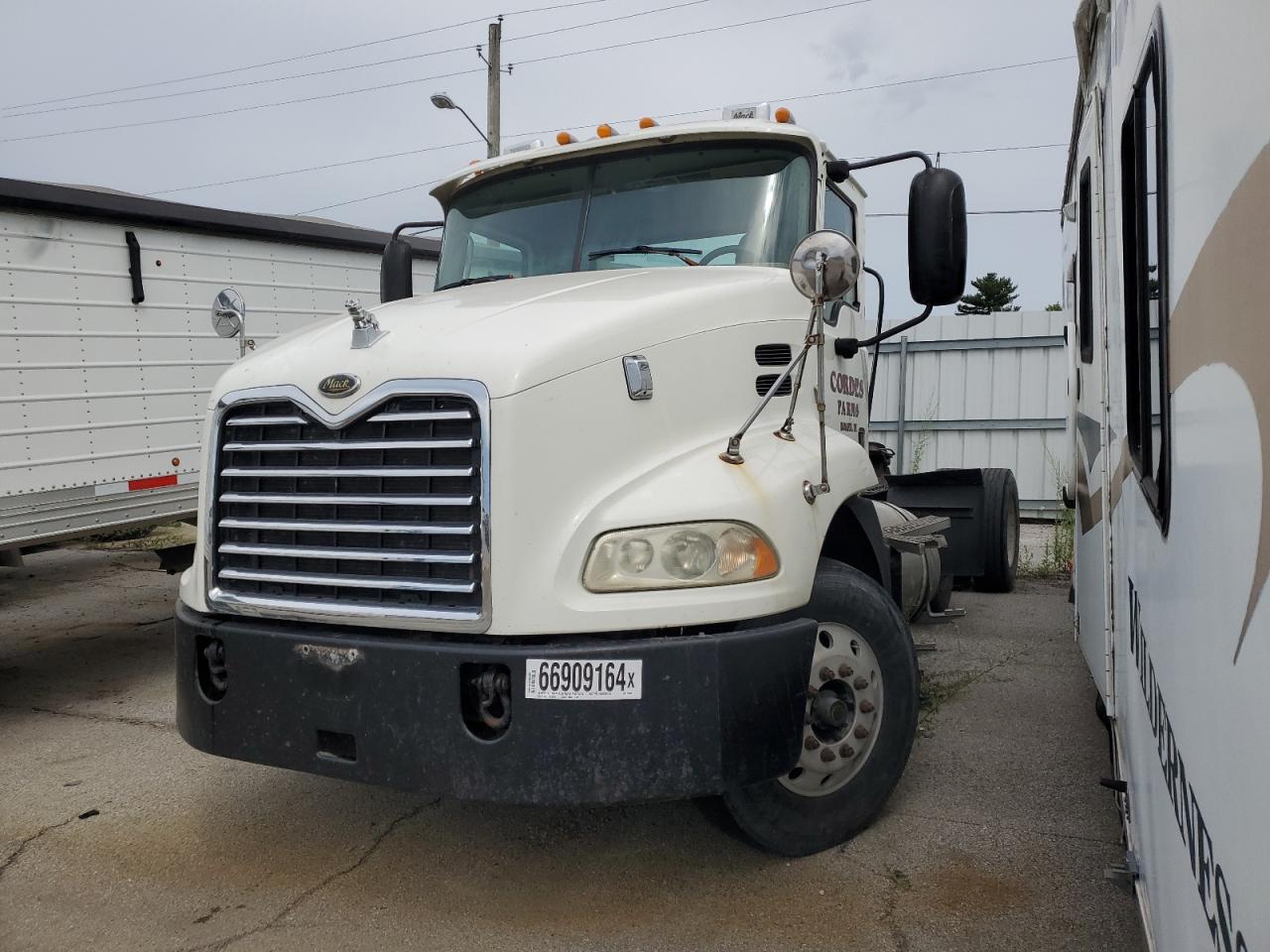 Lot #2824008580 2006 MACK 600 CXN600