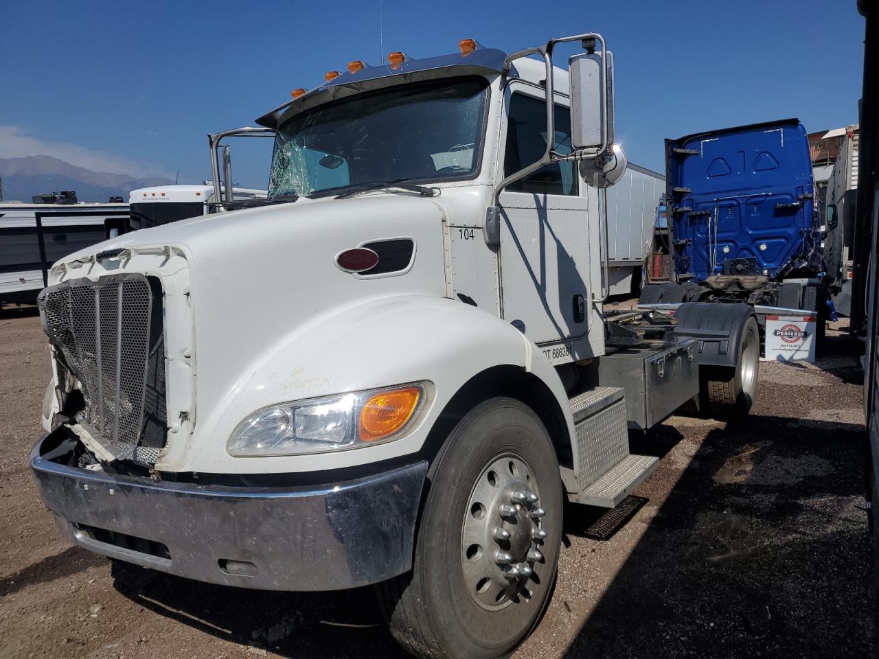 Lot #2943196499 2015 PETERBILT 337