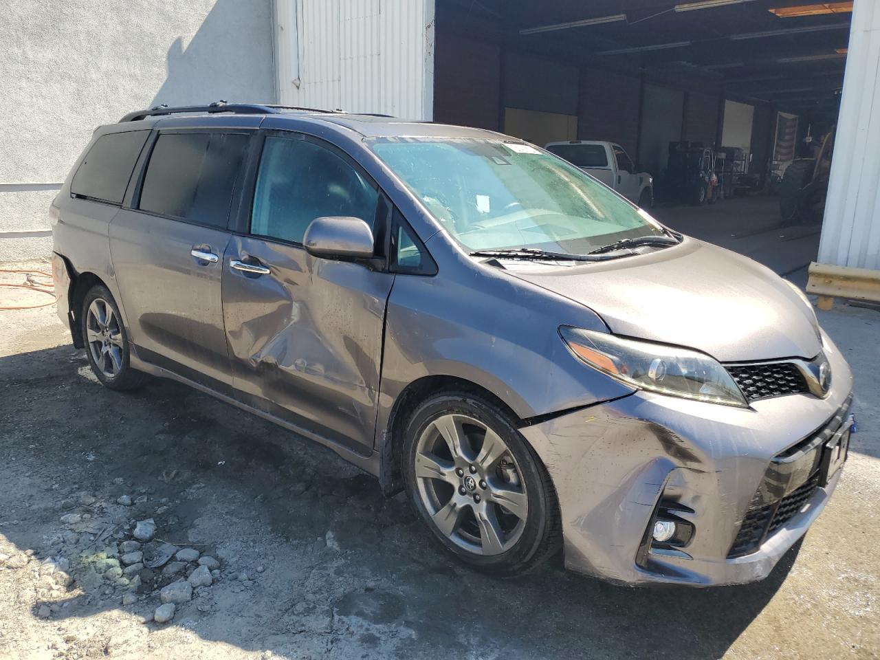 Lot #3028393783 2020 TOYOTA SIENNA SE