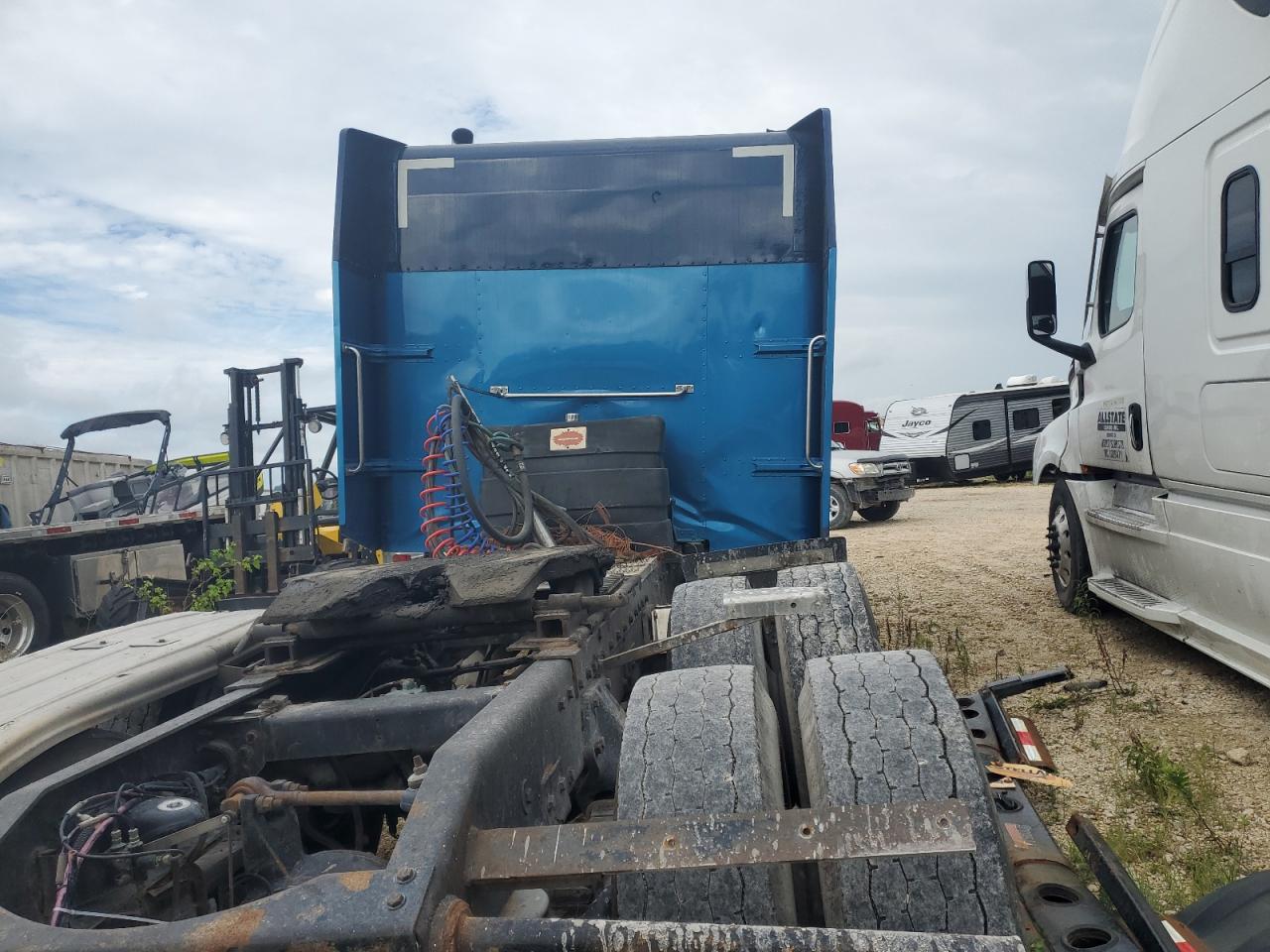 Lot #2826476900 2000 PETERBILT 379