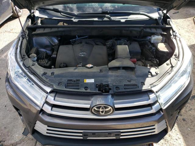 VIN 5TDJZRFH8KS622955 2019 Toyota Highlander, SE no.12