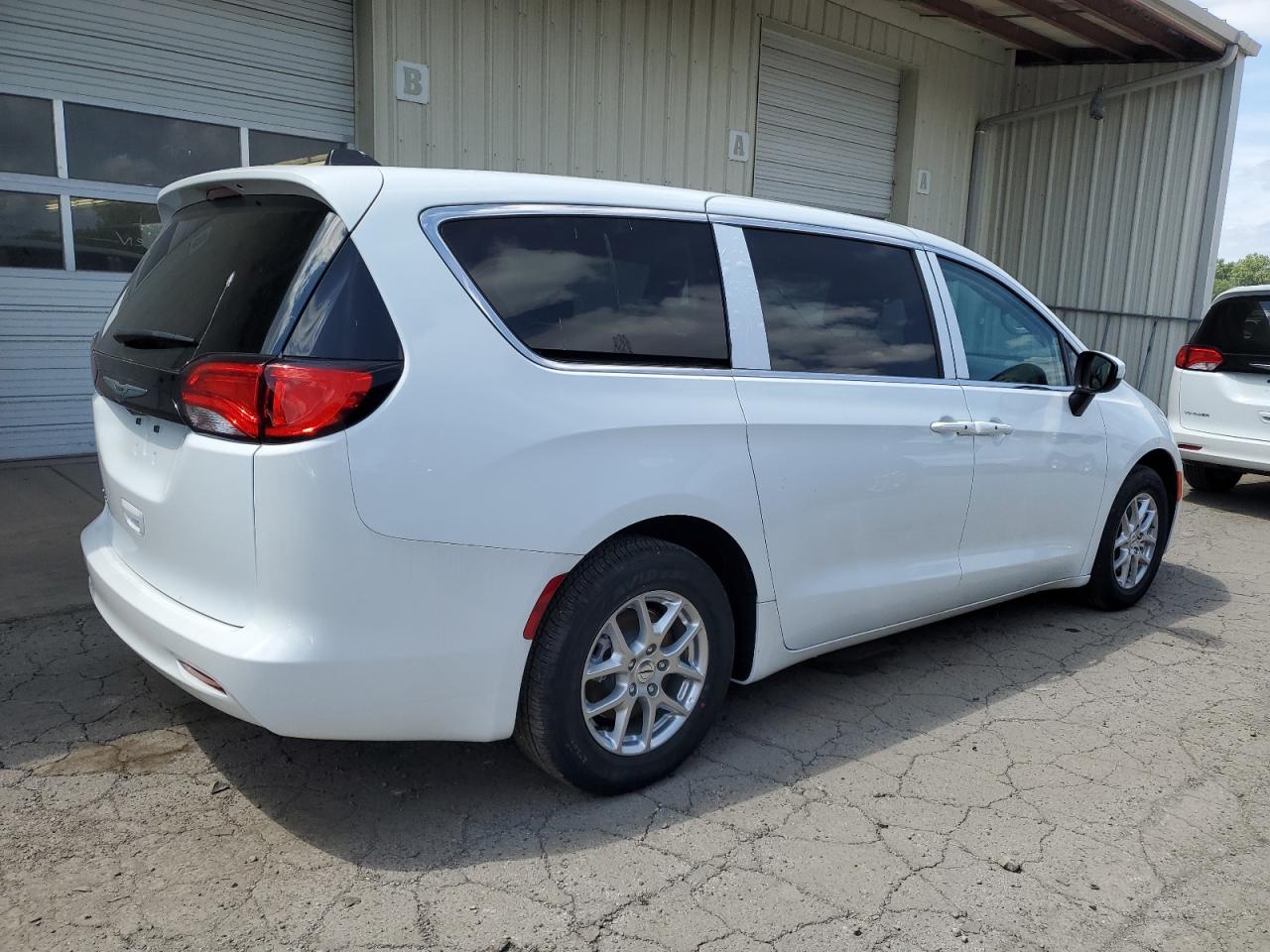 Lot #2938222482 2023 CHRYSLER VOYAGER LX