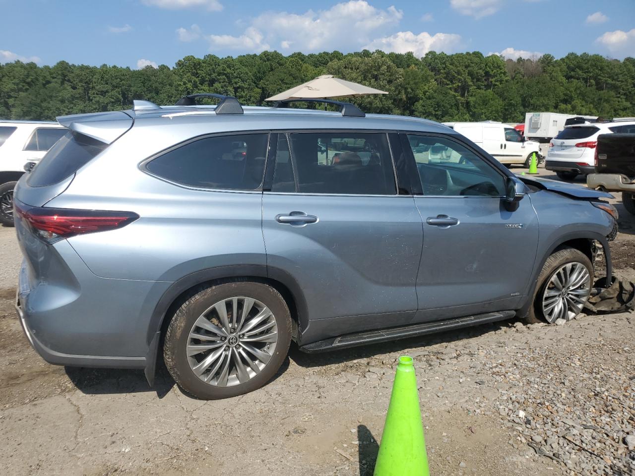 Lot #2928606802 2021 TOYOTA HIGHLANDER