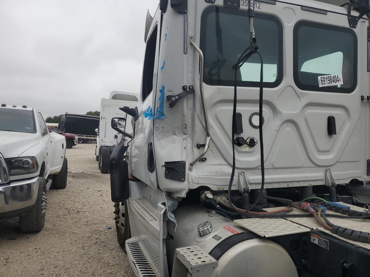 Lot #2945625104 2020 FREIGHTLINER CASCADIA 1