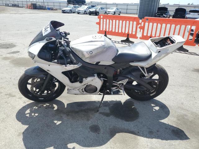 YAMAHA YZFR6 L 2004 white racer gas JYARJ06E44A019119 photo #4