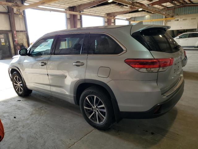 VIN 5TDJZRFH2JS528584 2018 Toyota Highlander, SE no.2