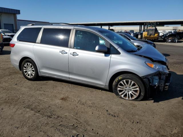 VIN 5TDYK3DC4GS705684 2016 Toyota Sienna, Xle no.4