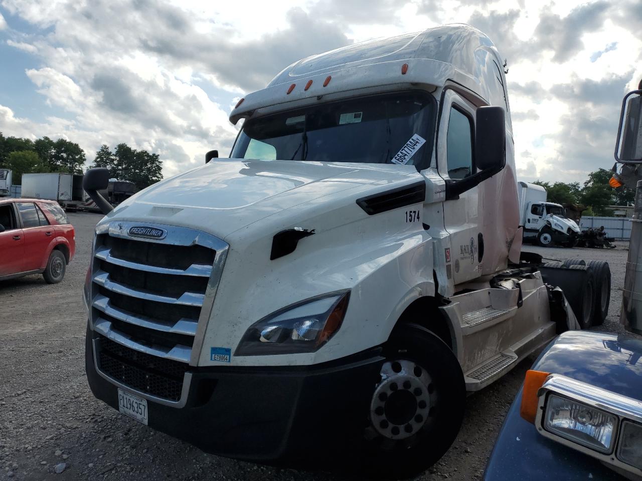 Lot #2905080122 2019 FREIGHTLINER CASCADIA 1