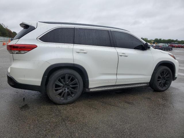 VIN 5TDJZRFH3JS491349 2018 Toyota Highlander, SE no.3