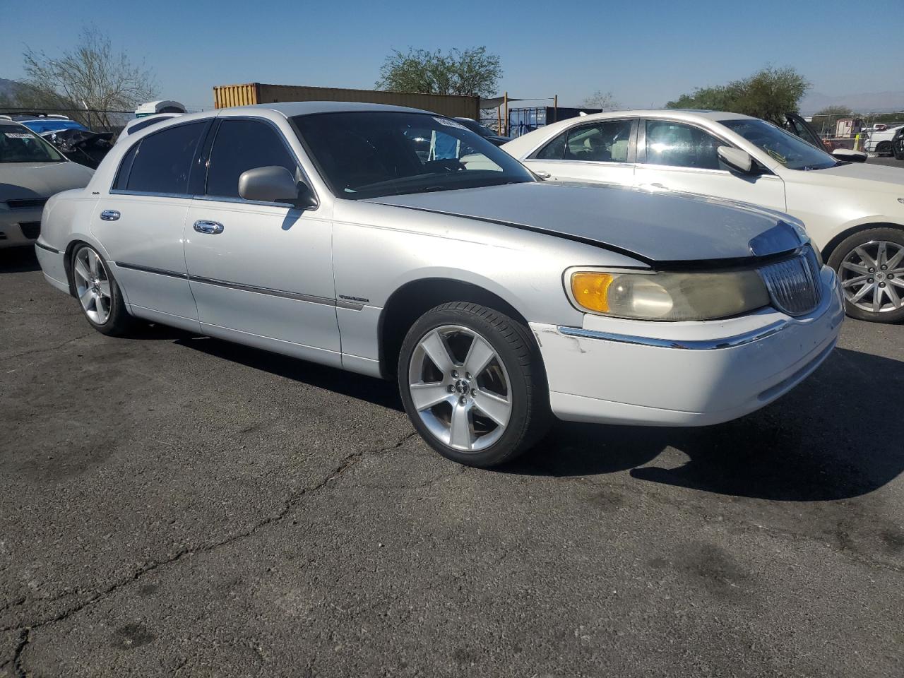 Lot #3290441763 2000 LINCOLN TOWN CAR EXECUTIVE