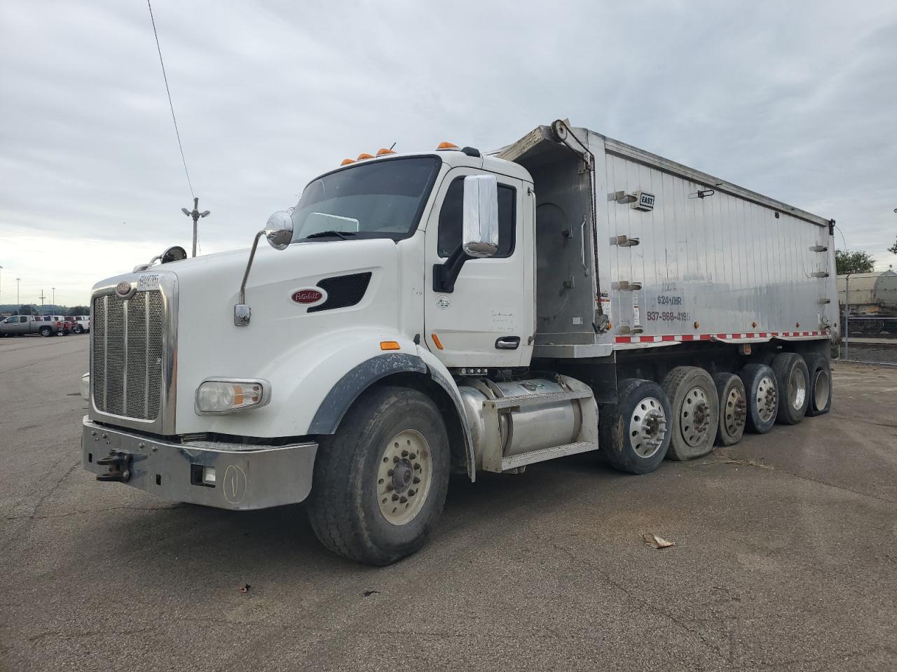 Lot #3237143976 2016 PETERBILT 567