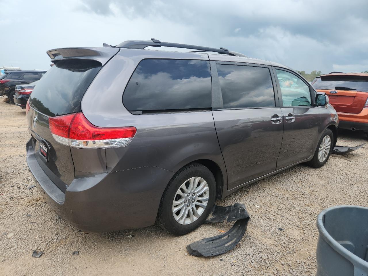 TOYOTA SIENNA XLE