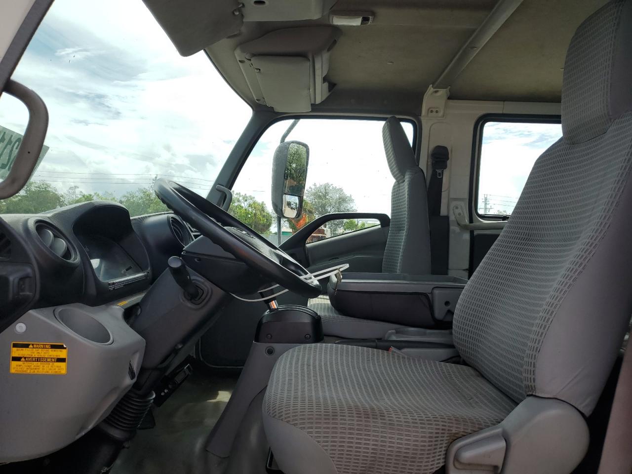 Lot #3265820243 2019 HINO 195