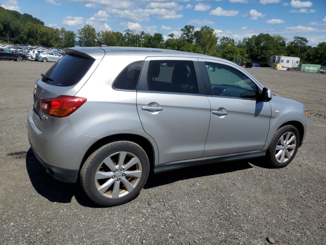 MITSUBISHI OUTLANDER SE
