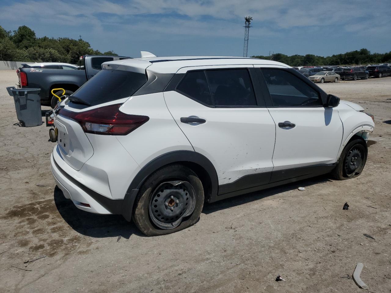 NISSAN KICKS S