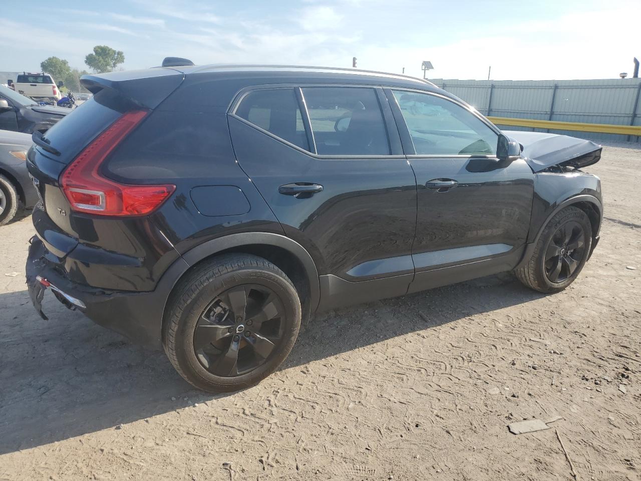 VOLVO XC40 T4 MOMENTUM